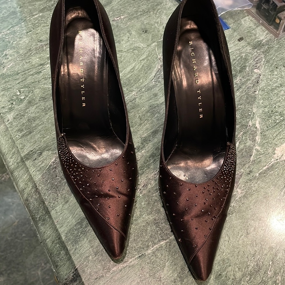 Richard Tyler brown satin pumps